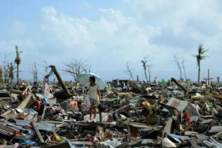 Sobrevivente da passagem do tufão Haiyan, nas Filipinas: valor é inferior ao de 2012, que foi de 196 bilhões de dólares (Noel Celis/AFP)