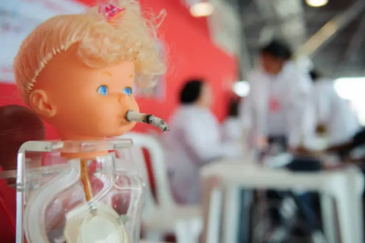 Boneco em teste sobre tabagismo: segundo a pesquisa, essas crianças desenvolvem mais otites, bronquites, rinites, asma e duas vezes mais morte súbita (Marcello Camargo/ABr)