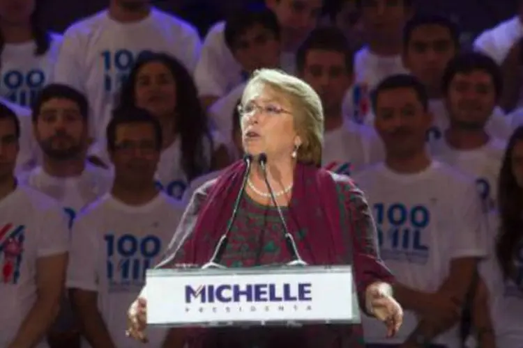 
	Michelle Bachelet: &quot;Quero me dar um tempo para escolher os melhores, que vistam a camisa e estejam compenetrados com o programa de governo&quot;
 (Claudio Reyes/AFP)