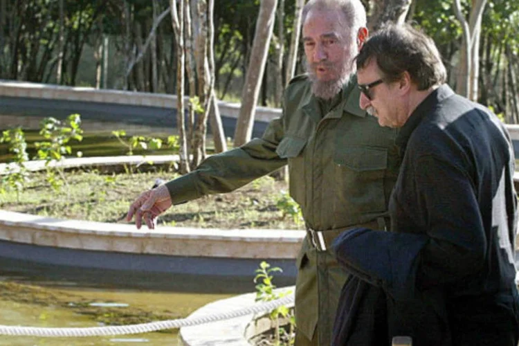 Fidel Castro (e), com o jornalista espanhol Ignacio Ramonet: reunião ocorreu em 13 de dezembro na casa de Castro (Getty Images)