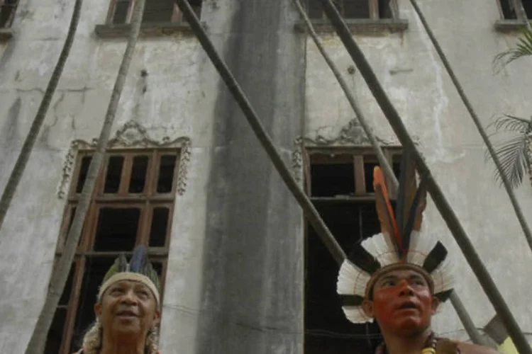 
	&Iacute;ndios em frente ao antigo Museu do &Iacute;ndio: a desocupa&ccedil;&atilde;o do pr&eacute;dio ocorreu durante a manh&atilde;
 (ABr)