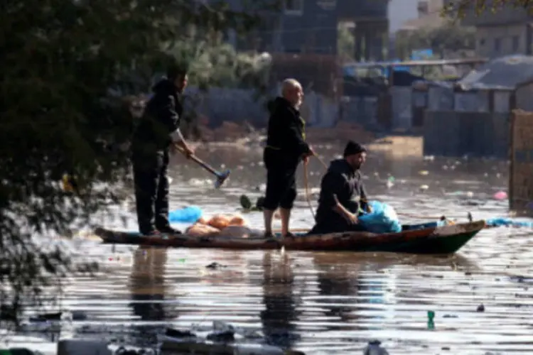Pessoas usam bote na Faixa de Gaza: do ponto de vista sanitário, a situação é alarmante (Getty Images)