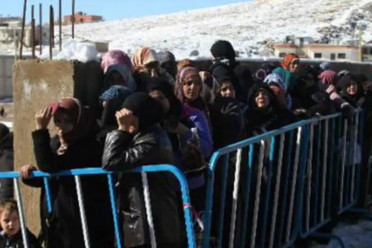 Refugiadas fazem fila para se registrar junto a ONU: atualmente, a ONU calcula em 2,4 milhões o número de refugiados (AFP)