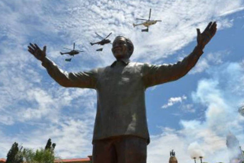 Estátua de Mandela é inaugurada diante da sede do governo