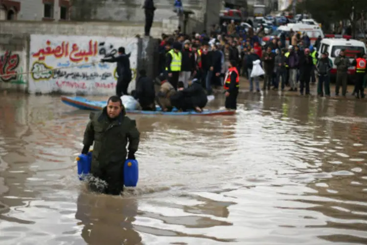 Rua alagada na Palestina: baixas temperaturas, chuvas e fortes ventos atingiram principalmente os bairros mais pobres da Faixa de Gaza (Mohammed Salem/Reuters)