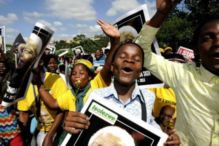 Sul-africanos prestam homenagens a Nelson Mandela: duas pessoas podem ver o corpo de Mandela a cada três segundos (Reinhardt Hartzenberg/GCIS/Handout via Reuters)