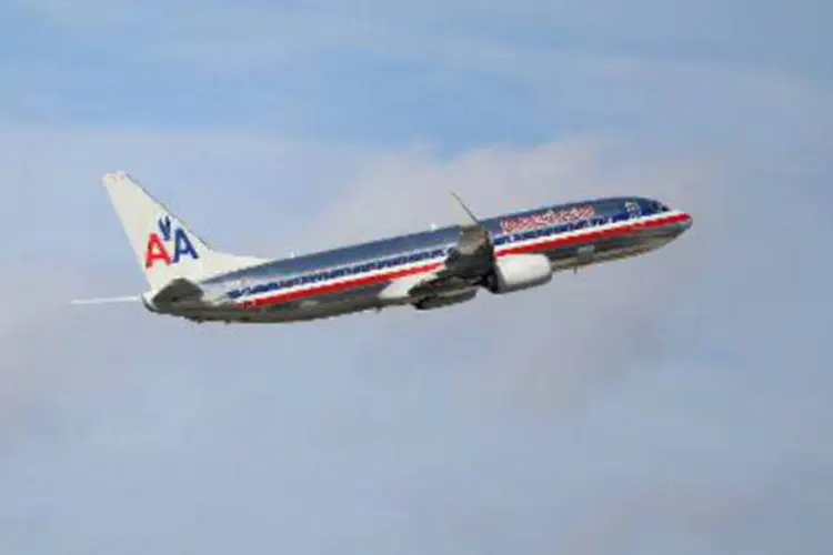 Avião da American Airlines: proposta permite às companhias instalar redes de telefonia móvel que permitam enviar mensagens de textos e, eventualmente, fazer ligações (Joe Raedle/AFP)