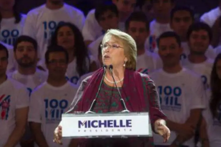 A candidata à presidência chilena Michelle Bachelet: Bachelet, que governou o Chile entre 2006 e 2010, encerrou a campanha diante de mais de 6 mil pessoas (Claudio Reyes/AFP)