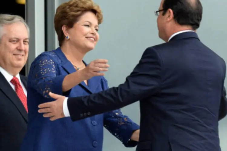 Presidente da França, François Hollande, é recebido com um abraço de Dilma: Dilma e Hollande terão uma reunião privada (Getty Images)
