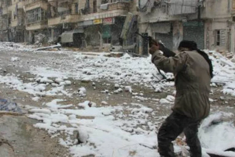 Rebelde ataca as forças de segurança sírias em meio à neve que cai nas ruas de Alepo: tempestade acompanhada de neve, atinge a Síria e vários países vizinhos (Medo Halab/AFP)