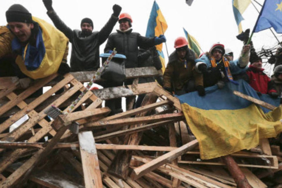 Manifestantes reforçam barricadas em praça da Ucrânia