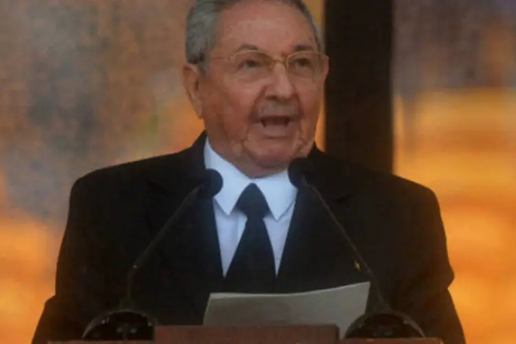 Raúl Castro, presidente de Cuba: Castro parou perante o caixão durante alguns segundos e fez uma ligeira inclinação de cabeça em sinal de respeito por Mandela (Getty Images)