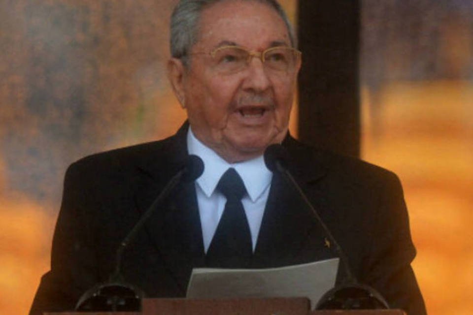 Raúl Castro visita capela de Mandela
