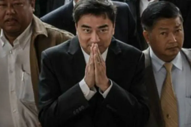 O ex-primeiro-ministro tailandês Abhisit Vejjajiva (c): repressão das manifestações deixou mais de 90 mortos e 1.900 feridos (AFP)