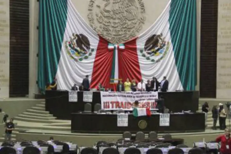Membros do partido Revolução Democrática ocupam a Câmara dos Deputados do México: alguns pontos da reforma ainda precisam ser debatidos (Librado Baez/AFP)