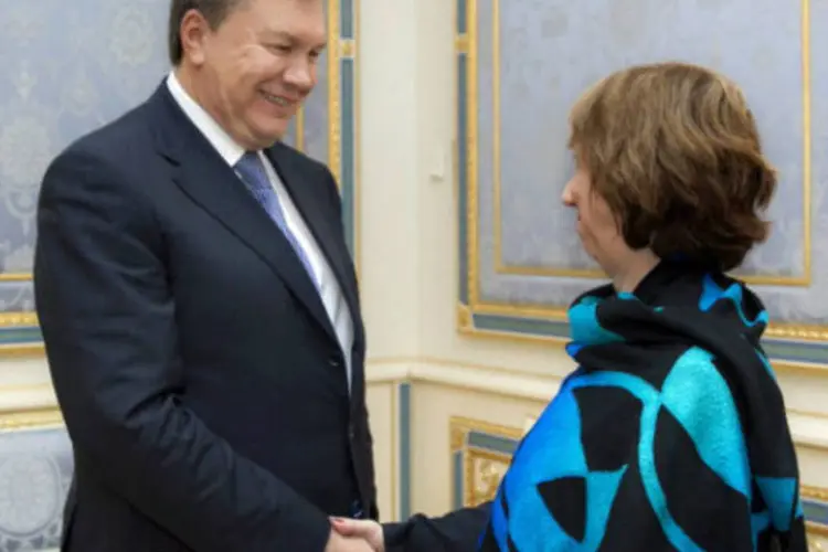 Chefe da diplomacia da União Europeia, Catherine Ashton, e o presidente da Ucrânia, Viktor Yanukovich: até agora Ucrânia se recusa a aceitar o acordo (Getty Images)