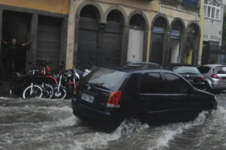 
	Carro passa em rua alagada do Rio de Janeiro: o presidente do Sindilojas-Rio, Aldo Gon&ccedil;alves, indicou como principais resultados das chuvas o esvaziamento das lojas
 (Tomaz Silva/ABr)