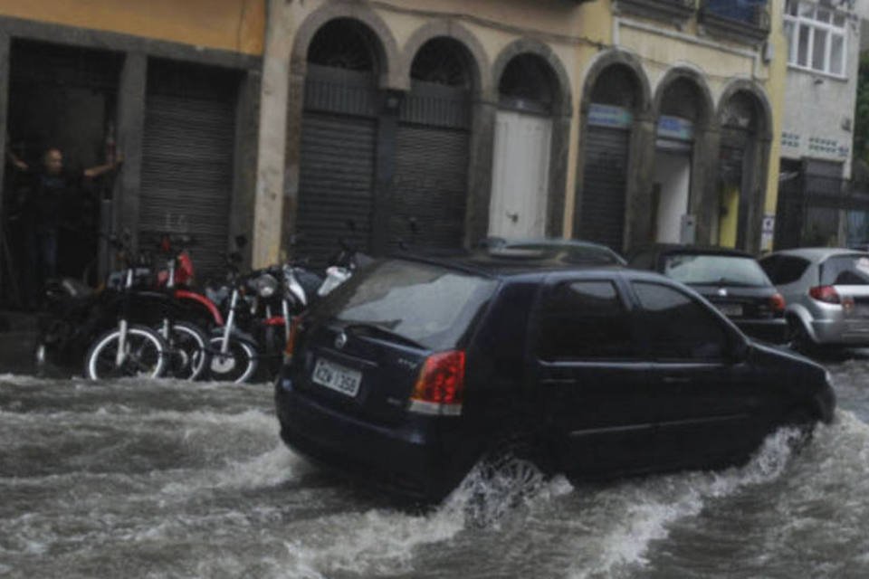 Por todo o Rio, ruas alagadas e pedestres encharcados