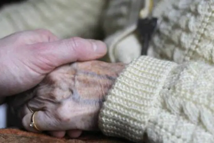 Mulher com Alzheimer em um asilo: número de vítimas da doença ameaça triplicar, chegando a 135 milhões em 2050 (Sebastien Bozon/AFP)