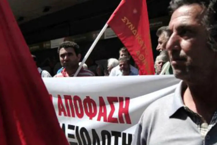 Trabalhadores da construção civil protestam contra o desemprego na Grécia: os mais afetados são os jovens com menos de 24 anos, com taxa de 51,9% de desemprego (Louisa Gouliamaki/AFP)