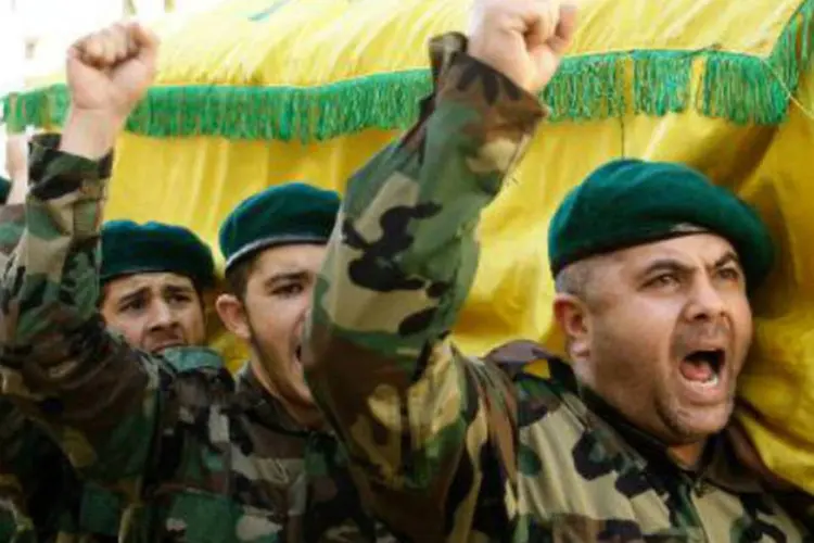Combatentes do movimento xiita libanês Hezbollah carregam o caixão de um comandante: países fazem alusão aos combatentes do Hezbollah e dos conselheiros do Irã (Mahmoud Zayyat/AFP)