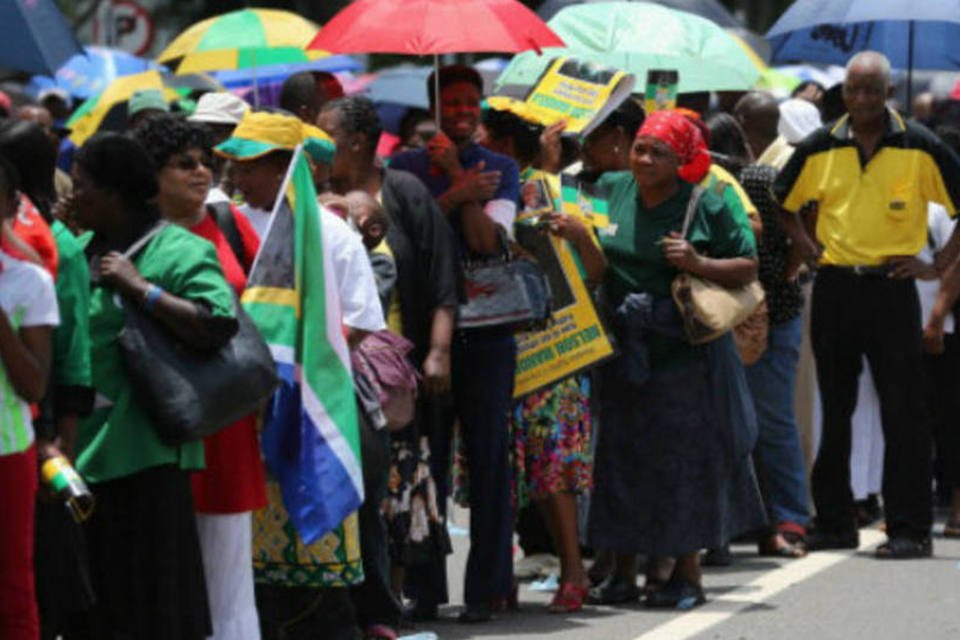 Milhares de sul-africanos se despedem de Mandela
