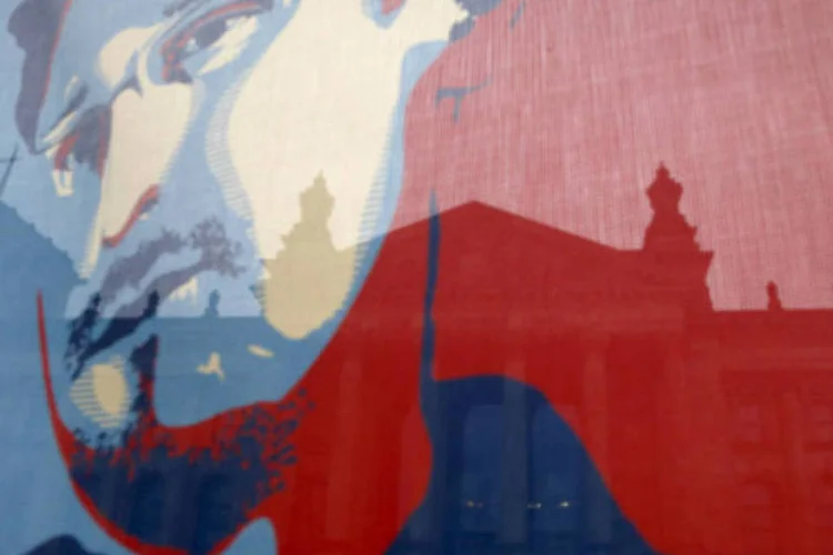 Rosto de Edward Snowden em bandeira em Berlim: Snowden enviará mensagem de vídeo para responder perguntas enviadas pelos deputados europeus (Tobias Schwarz/Reuters)