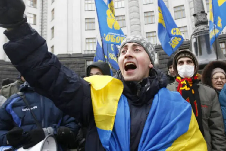 
	Manifestante na Ucr&acirc;nia:&nbsp;&quot;propomos resolver a quest&atilde;o de concess&atilde;o de ajuda financeira &agrave; Ucr&acirc;nia&quot;,&nbsp;disse o primeiro- ministro ucraniano, Nikolai Az&aacute;rov
 (Vasily Fedosenko/Reuters)