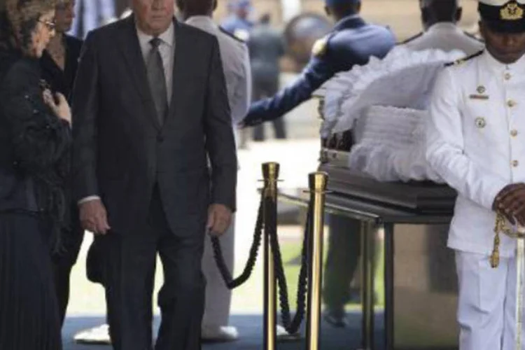 O ex-presidente sul-africano da época do apartheid Frederik Willem de Klerk (c) se despede de Mandela: personalidades comparecerão ao local para homenagear Mandela (Marco Longari/AFP)