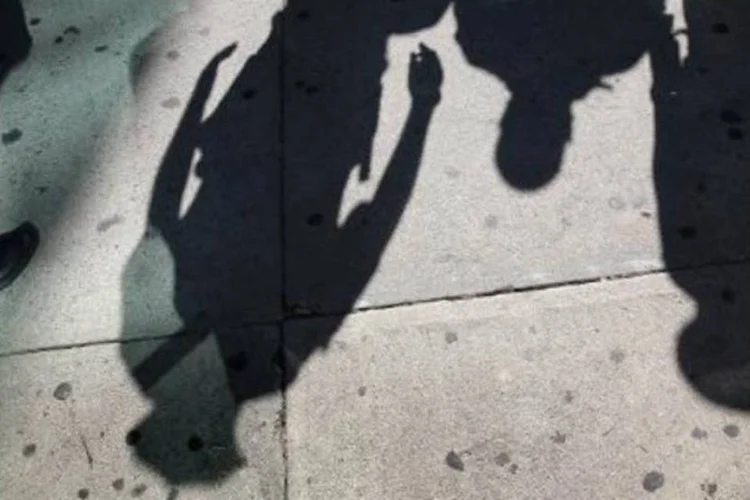 
	Policiais de Nova York conferem a identidade de pessoas: o crime em Nova York se encontra em n&iacute;veis historicamente baixos
 (John Moore/AFP)