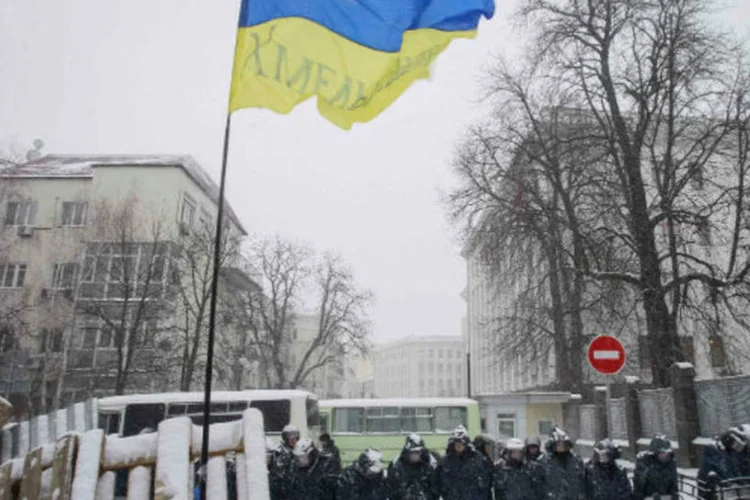 Forças de segurança em Kiev, na Ucrânia: opositores não perdoam presidente ucraniano, que não assinou Acordo de Associação com a União Europeia (Gleb Garanich/Reuters)