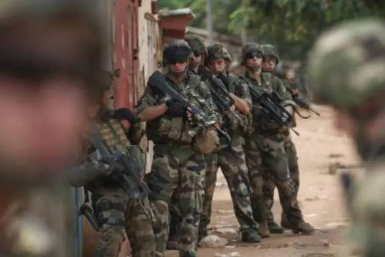 
	Soldados franceses patrulham uma &aacute;rea da Rep&uacute;blica Centro-Africana:&nbsp;miss&atilde;o &eacute;&nbsp;&quot;desarmar todas as mil&iacute;cias, sejam elas quais forem&quot;, disse ministro
 (Fred Dufour/AFP)