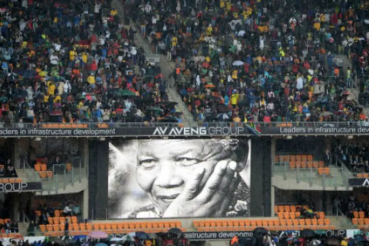 
	Tel&atilde;o exibe imagem de Nelson Mandela no est&aacute;dio FNB, em Soweto: ato&nbsp;contou com a presen&ccedil;a de cerca de cem chefes de Estado e de Governo e milhares de pessoas
 (Getty Images)