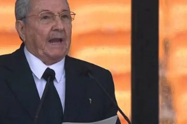 Raul Castro discursa durante cerimônia: "jamais esqueceremos quando (Mandela) nos visitou em 1991", disse (AFP)