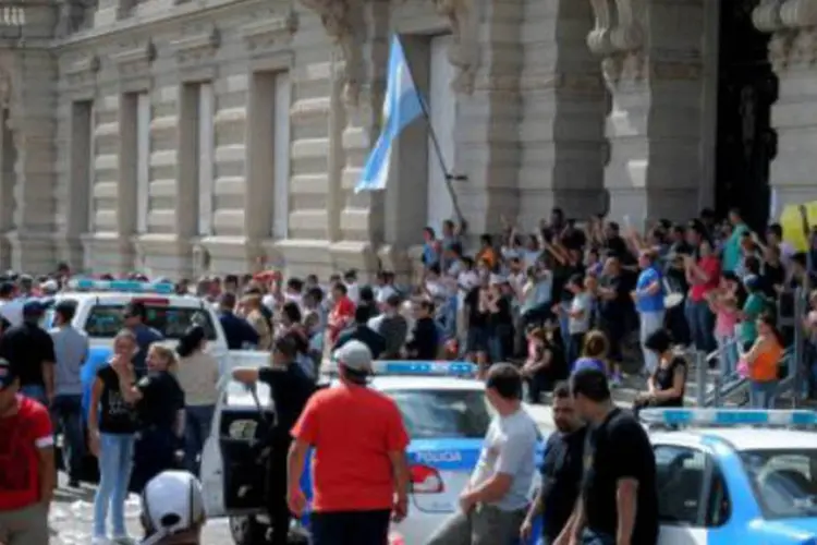 Policiais argentinos e seus parentes em frente à sede do governo provincial de Santa Sé: mortes aconteceram nas províncias de Chacom, Jujuy e Tucumán (Luis Cetraro/AFP)