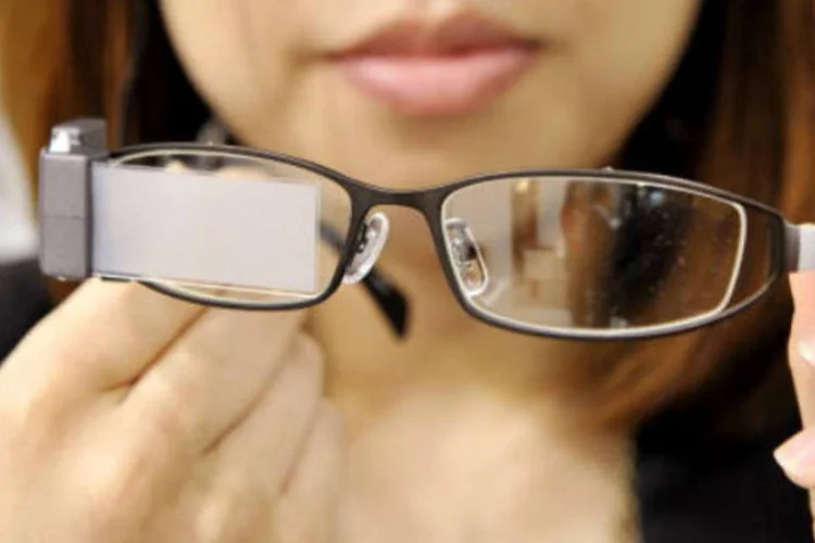 Wink Glasses, desenvolvidos pela companhia Masunaga Optical: lentes embaçam a cada 10 segundos por um período de 0,2 segundos (Getty Images)