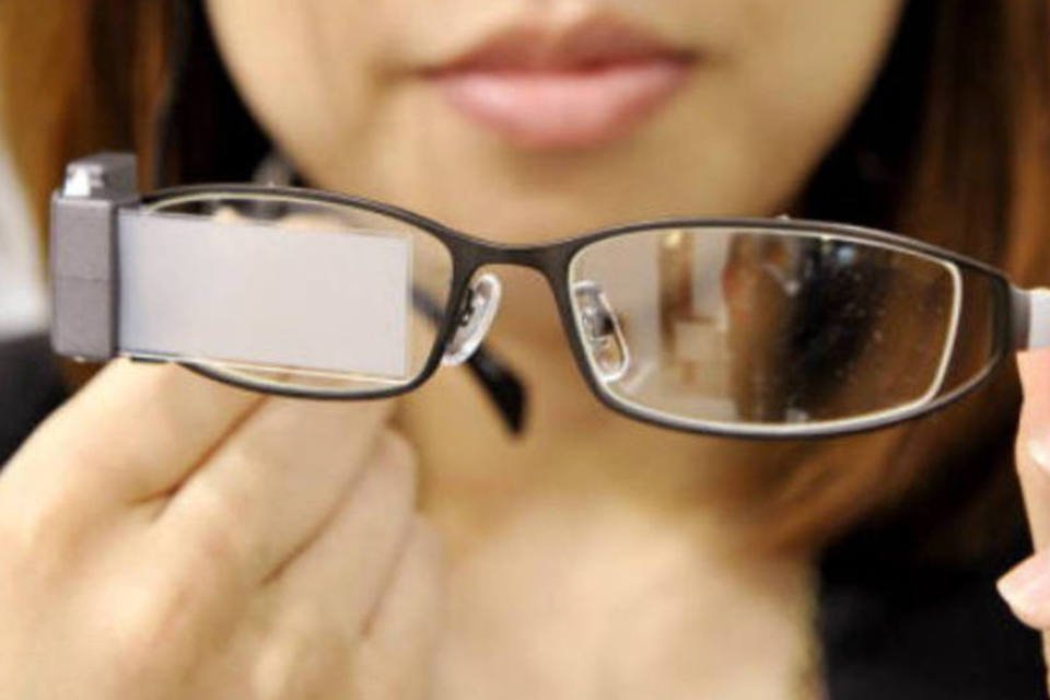 Empresa cria óculos que piscam para descansar os olhos