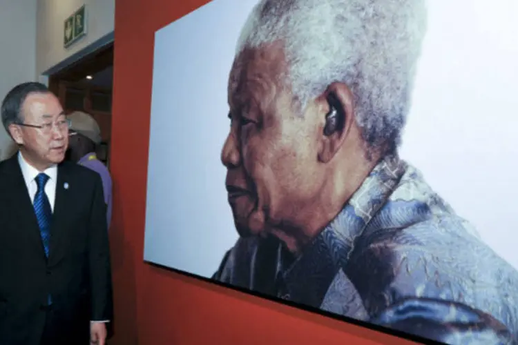 Ban Ki-moon observa imagem de Nelson Mandela: "foi mais que um grande líder de seu país. Foi uma das grandes lições da história, disse (Ihsaan Haffejee/Reuters)