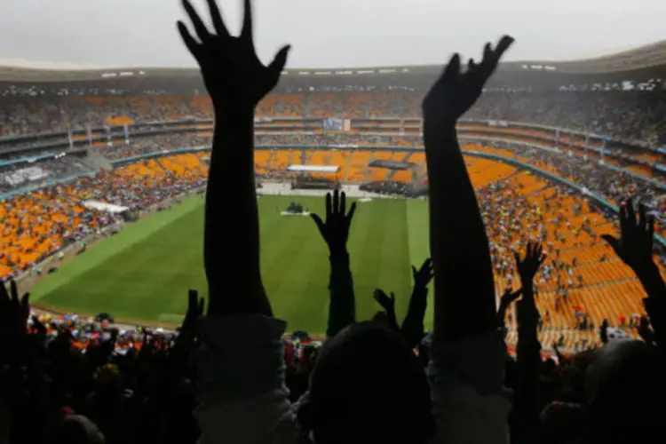 Pessoas no estádio FNB de Soweto, em homenagem a Mandela: "vamos dar as boas-vindas ao presidente de Cuba, Raúl Castro", disse o apresentador (Yannis Behrakis/Reuters)
