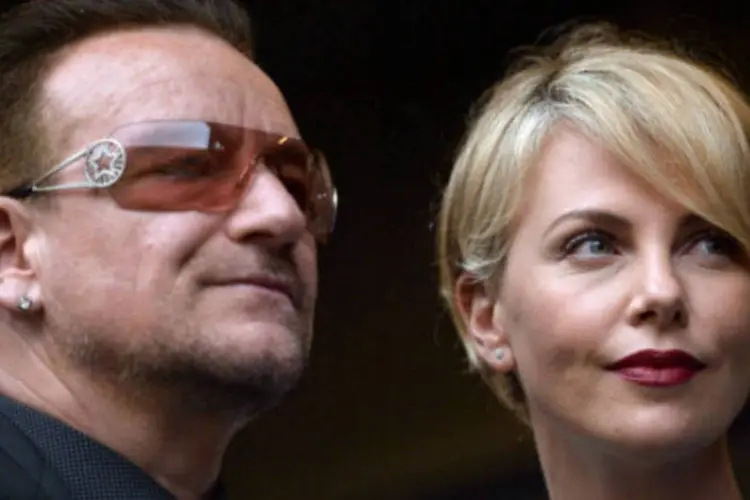 Bono e Charlize Theron: milhares de presentes puderam ver em telões Bono e a artista sul-africana (Getty Images)