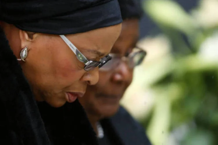 Graça Machel, viúva de Nelson Mandela: Machel surgiu ao lado de um grupo de mulheres, todas vestidas de preto (Kai Pfaffenbach/Reuters)