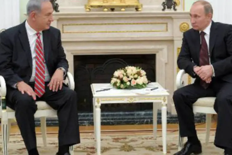 
	Benjamin Netanyahu (e) e presidente russo, Vladimir Putin: R&uacute;ssia defende que armamento que fornece &agrave; S&iacute;ria &eacute; exclusivamente defensivo e n&atilde;o representa uma amea&ccedil;a para a seguran&ccedil;a de Israel
 (Alexei Nikolsky/AFP)