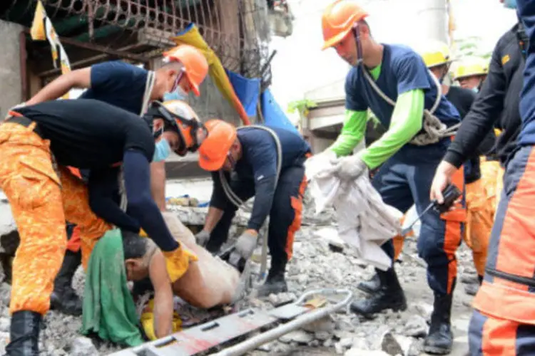 Equipes resgatam jovem em meio a destroços nas Filipinas: terremoto causou graves danos nas infraestruturas, monumentos e atrações turísticas da região (Getty Images)