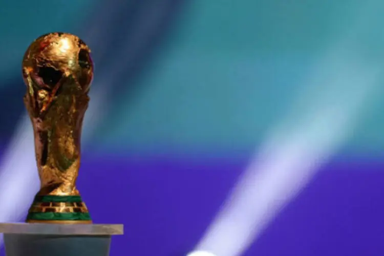 
	O trof&eacute;u da Copa do Mundo: depois do sorteio dos grupos realizado na &uacute;ltima sexta-feira, na Costa do Sauipe, a Fifa abriu nova fase de venda no domingo
 (Getty Images)