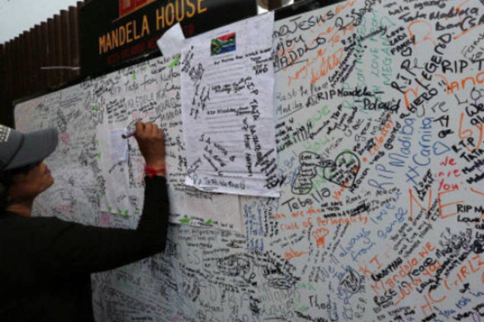 Muro com mensagens de gratidão é erguido para Mandela