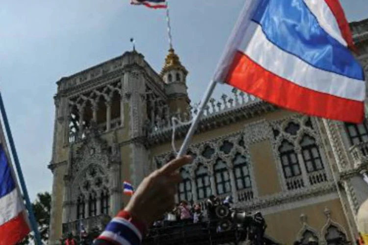 
	Manifestantes da oposi&ccedil;&atilde;o exibem bandeiras da Tail&acirc;ndia: cerca de 150 mil manifestantes se encaminharam para o gabinete de Yingluck, retomando uma manifesta&ccedil;&atilde;o que havia sido interrompida no fim da semana passada&nbsp;
 (Christophe Archambault/AFP)