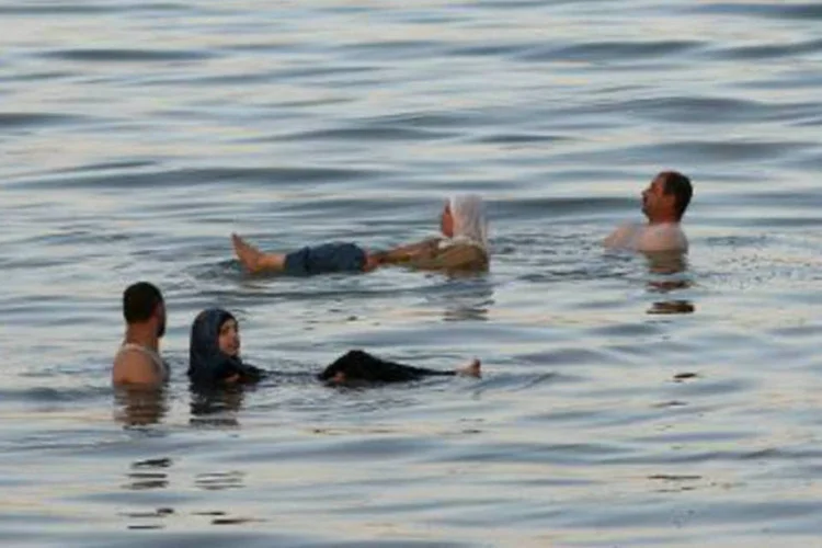 Casais palestinos aproveitam o Mar Morto: uma parte da água será dessalinizada para ser distribuída em Israel, Jordânia e territórios palestinos (Hazem Bader/AFP)