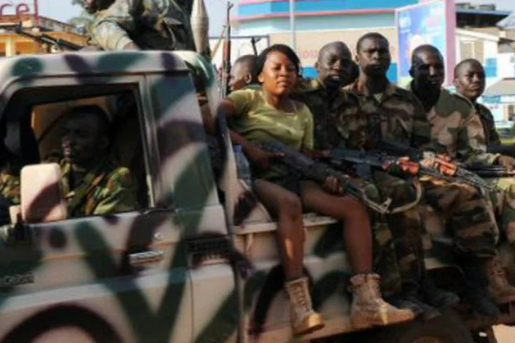 
	Solados em Bangui: nas &uacute;ltimas semanas, foram registrados choques entre partid&aacute;rios do grupo S&eacute;l&eacute;ka e as mil&iacute;cias de autodefesa&nbsp;&quot;Anti-Balaka&quot;
 (Sia Kambou/AFP)