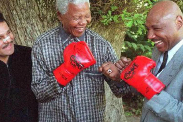 Mandela brinca com o pugilista americano Marvin Hagler, na Cidade do Cabo, em 1997: capacidade para assimilar golpes acompanharia Madiba pelo resto da vida (AFP)
