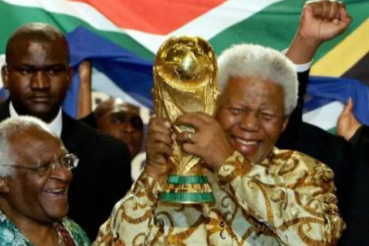 Mandela ergue a Copa do Mundo, na sede da Fifa: "terá um sequência de vídeo com ele carregando a Copa do Mundo nas mãos", disse Joseph Blatter (AFP)